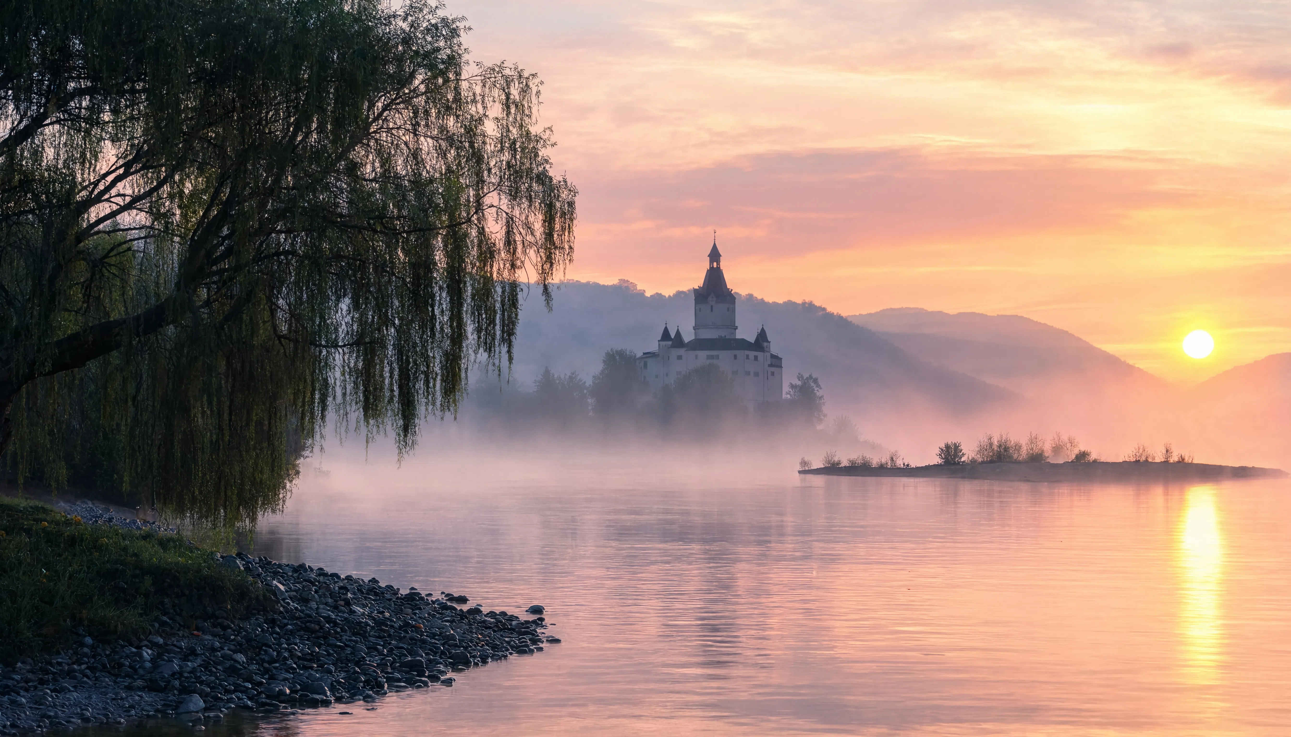 Morgendlicher Nebel über dem Rhein — romantische Flusslandschaft Deutschlands